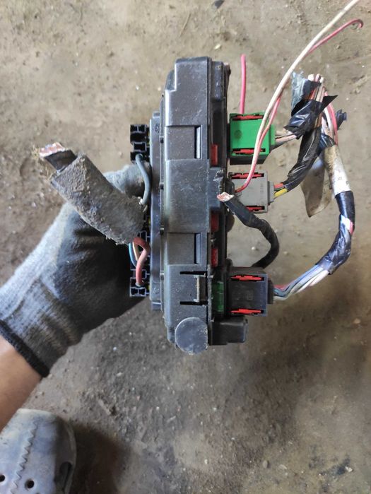 Блок запобіжників Citroen Berlingo 9643498980  Сітроен берлінго bsm b2