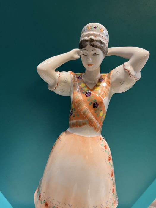 Figurka Dziewczyna w wegierskim stroju ludowym