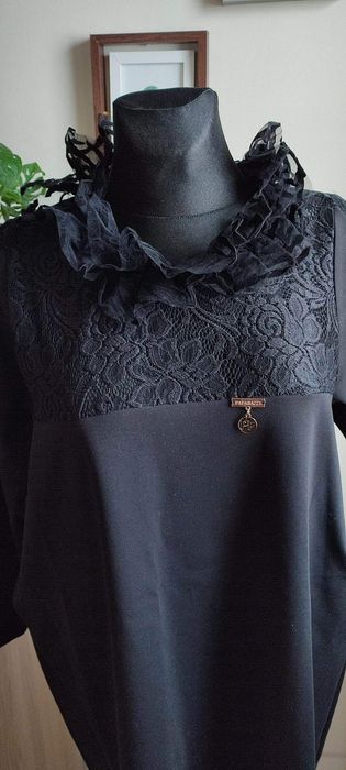 Sukienka z koronkowym kołnierzem PF