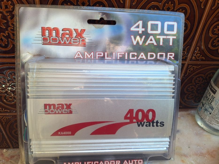 Amplificador auto com 400 W de potência. Novo