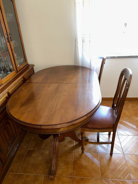 Cadeiras e mesa expansiva64739399298945124