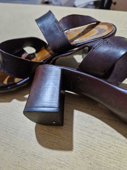 Sandały skórzane na obcasie brązowe