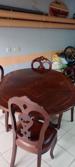 Mesa em mogno  com pé  de galo