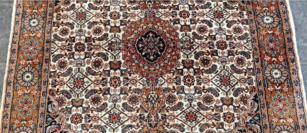 Tapete Persa TABRIZ original, elaborado manualmente com lã sobre algodão e as dimensões 185cm x 125cm