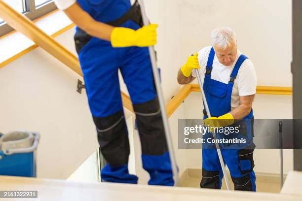 Limpeza de Escadas , Montras de Lojas, Vidros, etc.