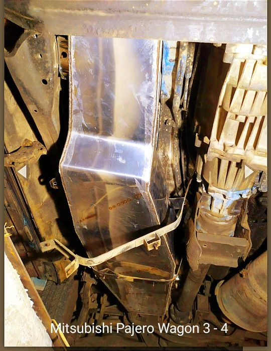 Mitsubishi Pajero Wagon 3 - 4   3.0, 3.8,3.5, 3.2  Паливний  бак