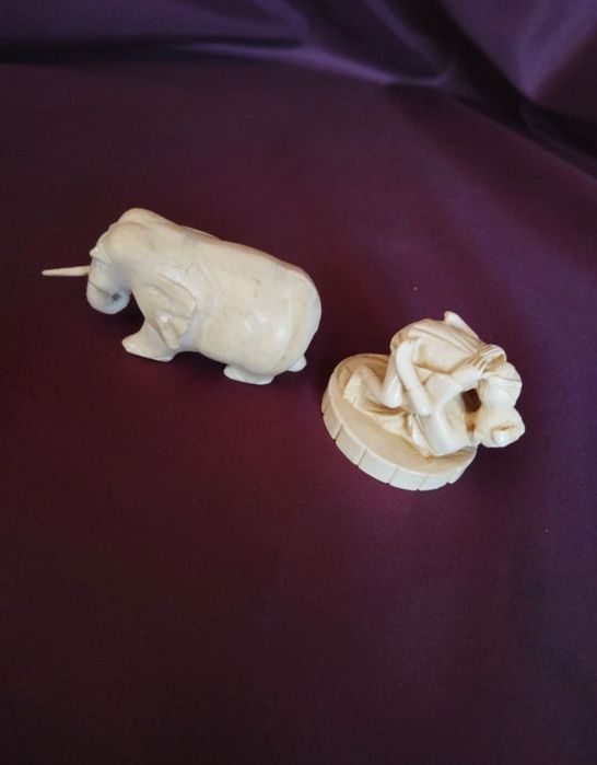 Conjunto de figuras de elefante e cena erótica japonesa