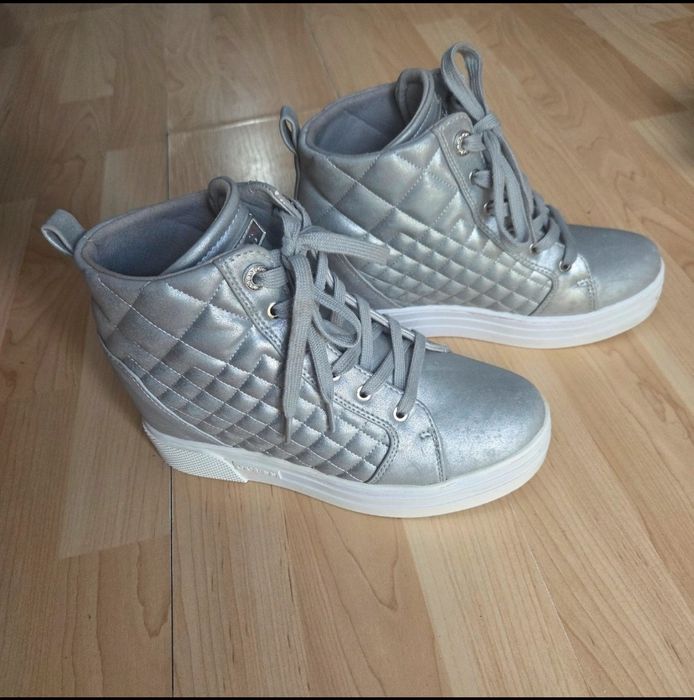 Srebne wysokie sneackersy Guess r. 38