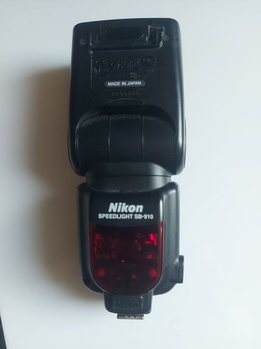 Спалах Nikon SB 910 в гарному стані, але є косметичний нюанс