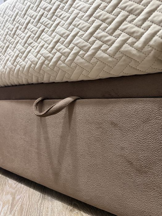 Cama de casal 140x195, (inclui colchão + 2 mesinhas de cabeceira)