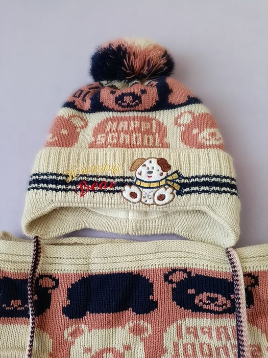 Тепла шапка з шарфом.