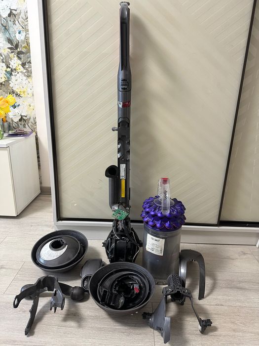 Порохотяг  Dyson  розібраний