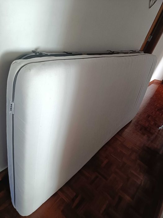 Estrado 90x190 com vários colchões de solteiro
