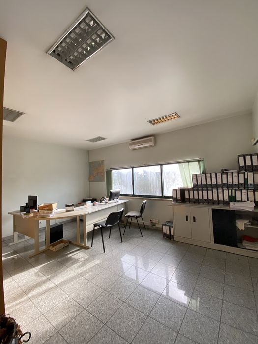 Armazem/Escritórios para arrendamento