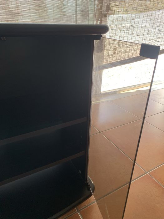 Movel preto com portas de vidro
