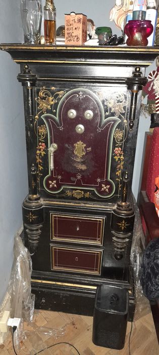 Cofre antigo com praticamente 300kg . Muito bem estimado .1000 e.