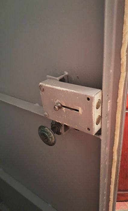 Продам металлическую входную дверь