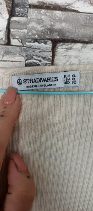 бежевое (кремовое) трикотажное платье миди в рубчик от бренда Stradivarius Размер L-XL