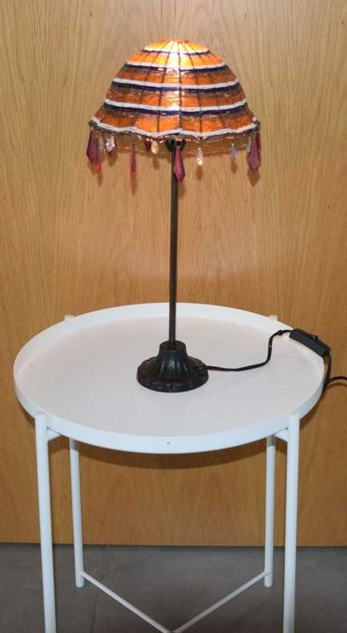 Candeeiro elétrico de mesa antigo, com abajur em missangas