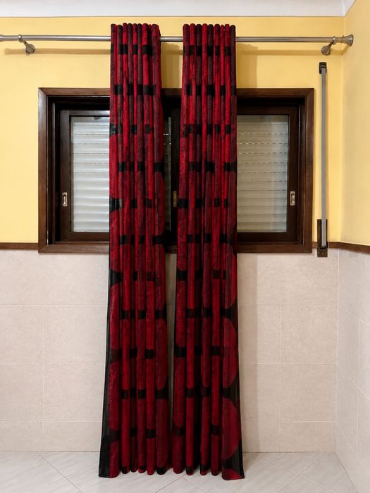 Conjunto de cortinados vermelhos e pretos