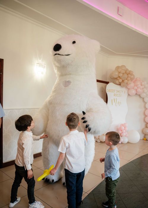 Duży biały miś, żywa maskotka na przyjęcia. Bubble house.