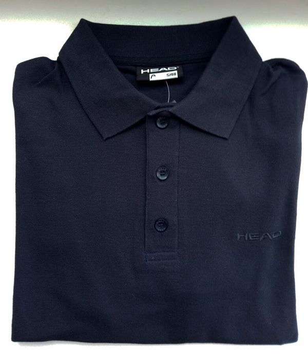 Футболка поло темно-синего цвета.