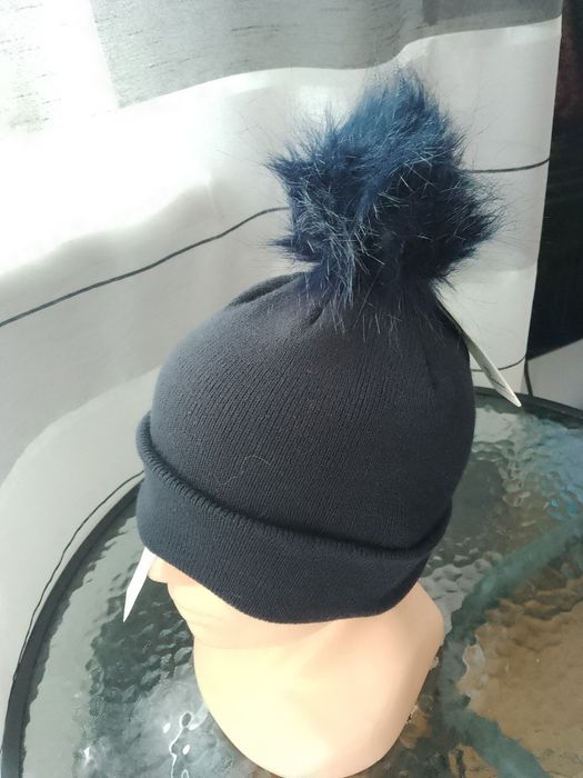 Czapka damska z pomponem granatowa