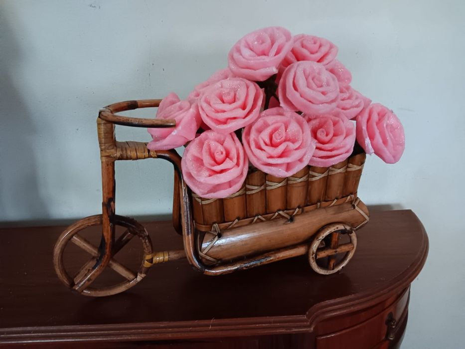 Triciclo decorativo com rosas artesanais