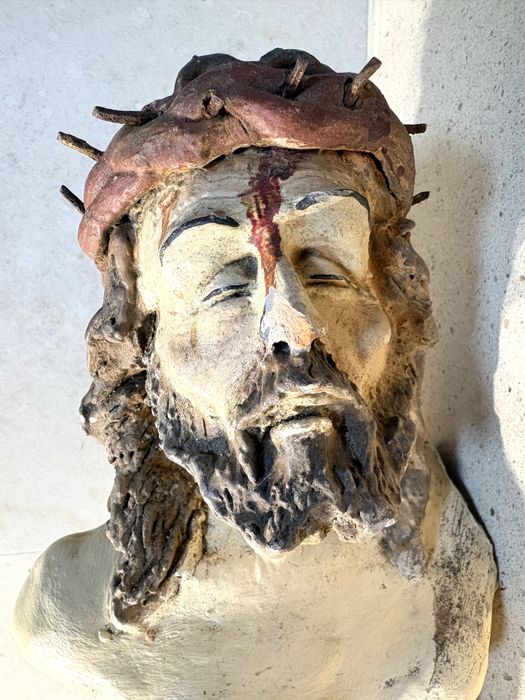 Antigo único torso de Cristo crucificado em cerâmica policromada