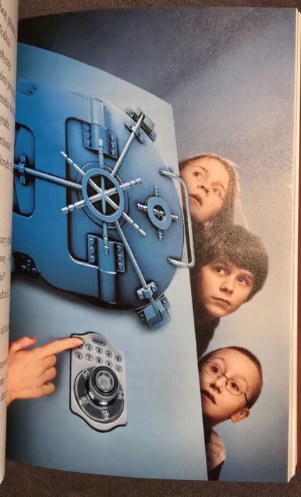 Magiczne drzewo. Czerwone krzesło