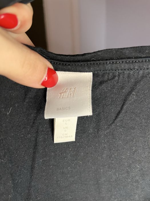 Tshirt preta com decote em V