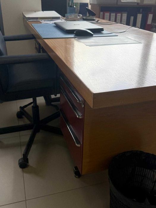 Secretária em madeira e com gavetas