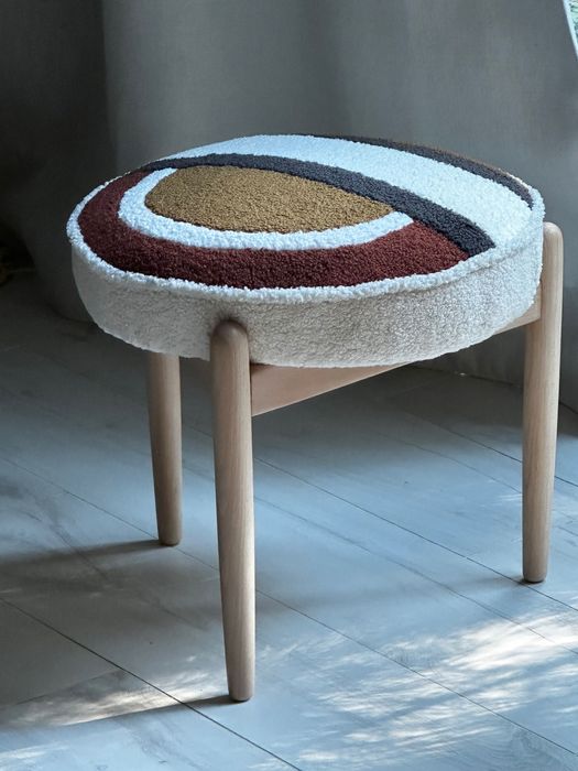 Podnóżek z lat 70. z poduszką - unikat po renowacji - bouclé