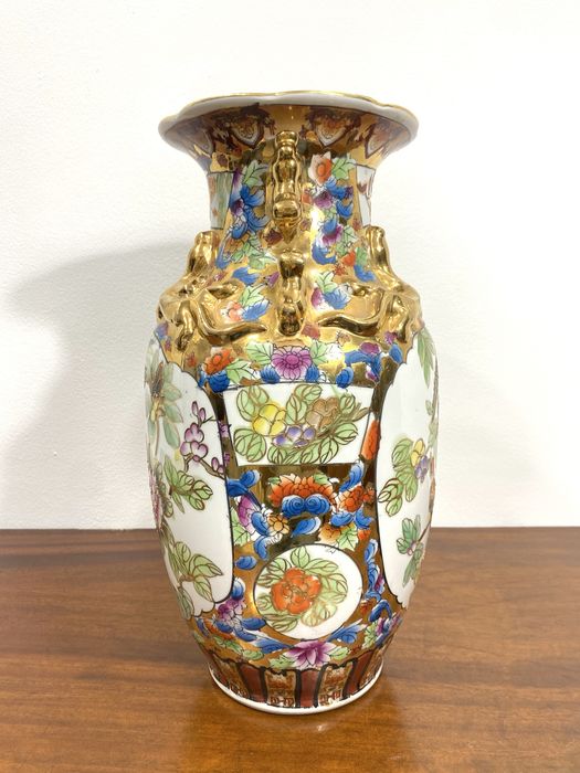 Jarra em porcelana chinesa.