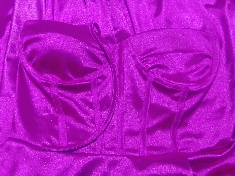 Vestidos rosa aproximadamente violeta,cai cai, que pode ser usa para ocasiões especiais,tem um racha a frente