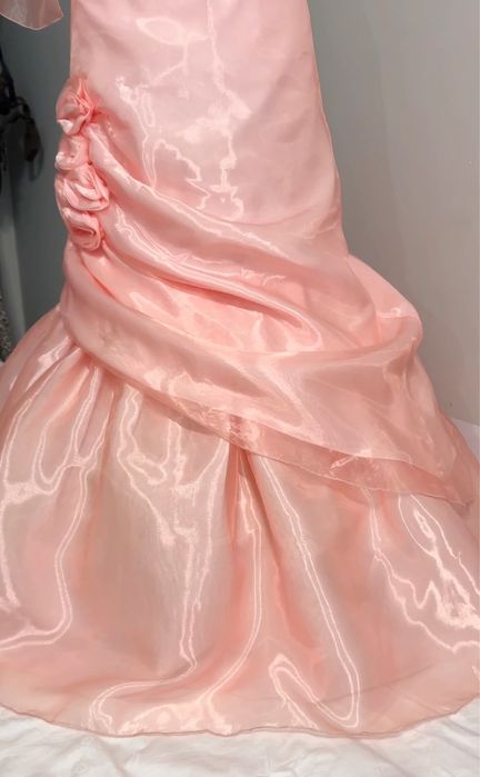 Piękna sukienka na studniówkę pudrowy róż morelowa z różą vintage