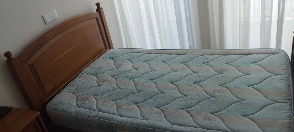 Cama + Mesa de cabeceira + Estrado + Colchão