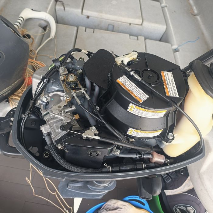 Motor Yahama 5cv a 4 tempos já com a desanexação, pronta.