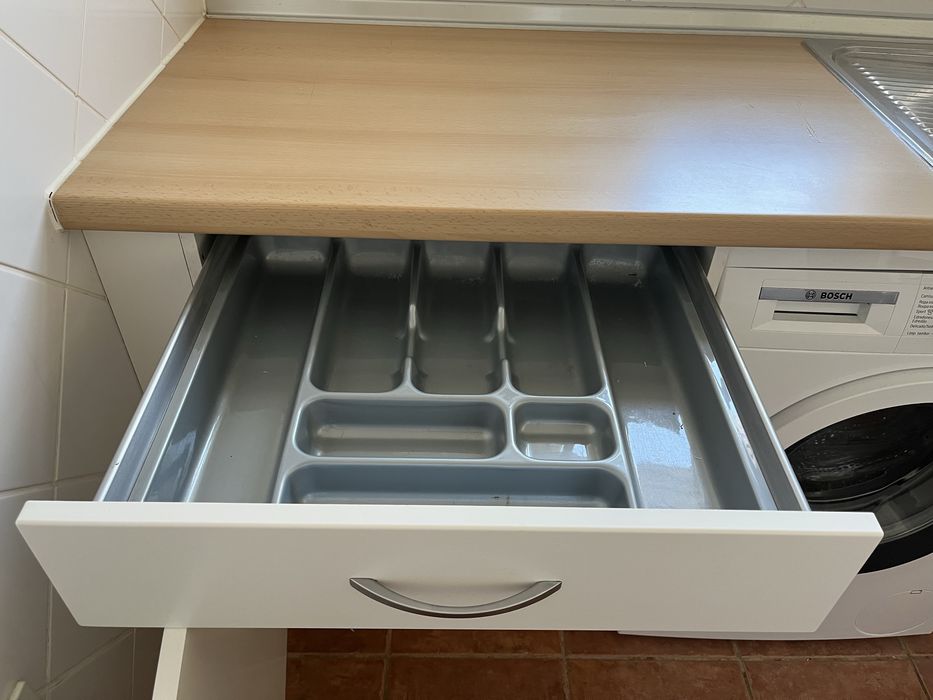 Moveis de cozinha, em L, com alguns eletrodomesticos