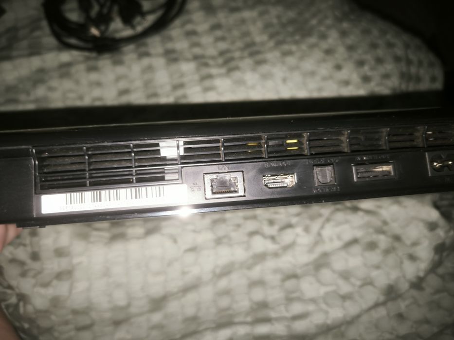 Playstation 3 super slim 500gb mais comando (vai com os cabos também)