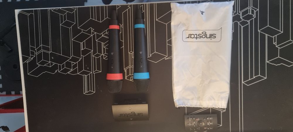 Pack SingStar PS2/PS3 Oficial - 2 Microfones + Adaptador + Comando Remoto + 2 Jogos (Portugal Hits)