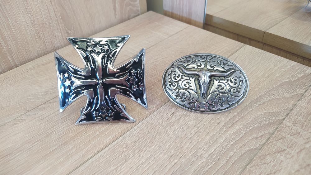Пряшки виликі на ремені.