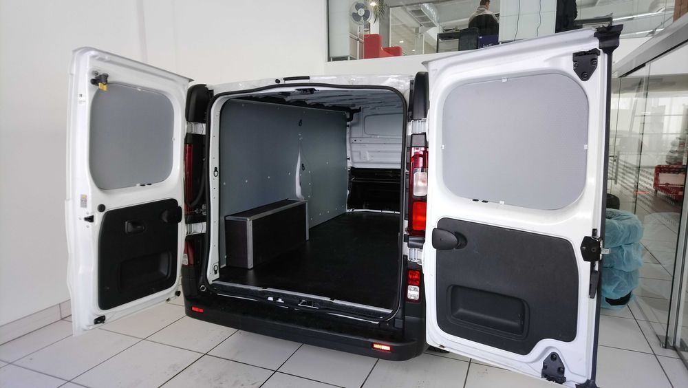 Zabudowa z tworzywa PCV do Renault Trafic L2H1