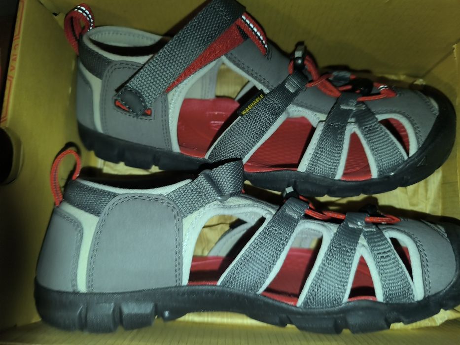 Продам недорого нові підліткові трекінгове сандалі