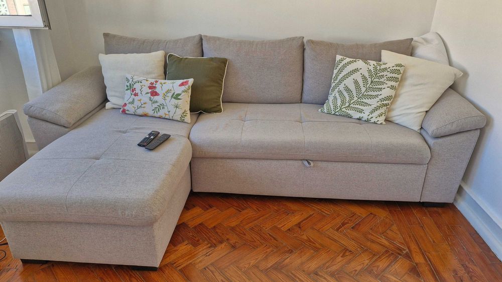 Sofa cama com chaise longue e arrumação