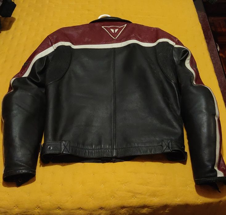 Casaco motard Dainese com proteções rígidas nos ombros e cotovelos.