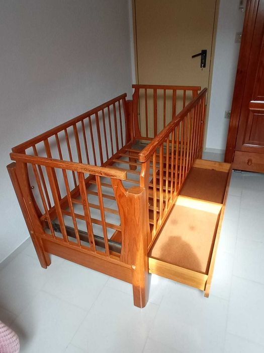 Berço de madeira com estrado e arrumação