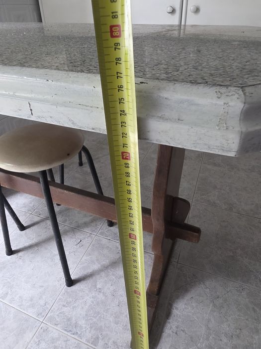 Mesa de cozinha em madeira grossa  tipo granito – 1,30m x 0,64m
