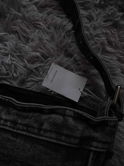 Nowa torebka hobo z efektem sprania z kosmetyczką w środku Reserved