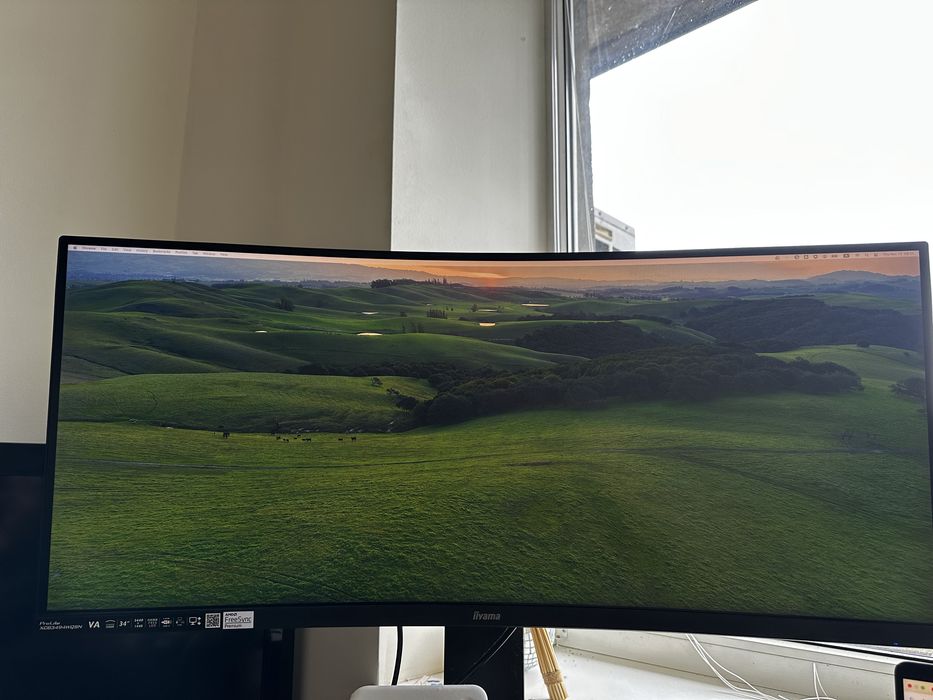 Монітор IIYAMA з вигнутим екраном